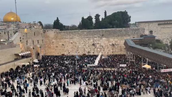 צפו: אלפים בקריאת "שמע ישראל" להשבת החטופים