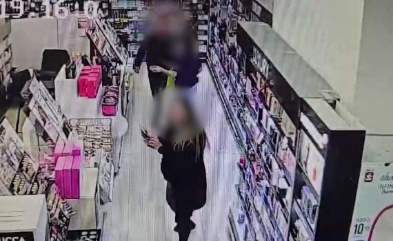 ניסה לגנוב בושם וריסס גז פלפל בפניה של המוכרת