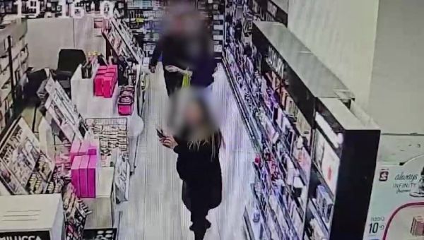 ניסה לגנוב בושם וריסס גז פלפל בפניה של המוכרת