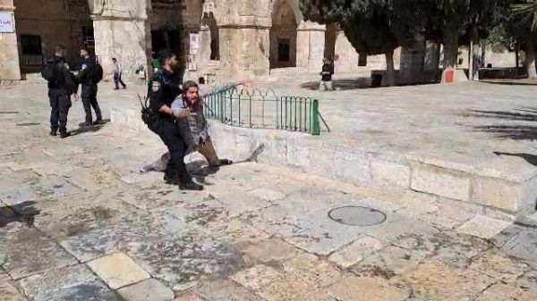 'אין חופש ביטוי': צעיר הביע מחאה בהר הבית ונעצר