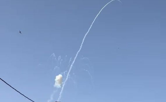 למעלה מ-100 רקטות לצפון; שני פצועים קל מרסיסים