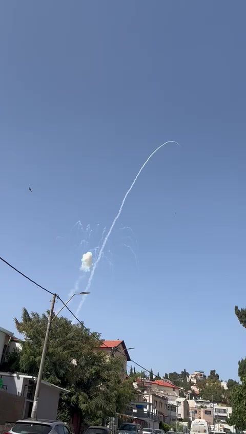 למעלה מ-100 רקטות לצפון; שני פצועים קל מרסיסים