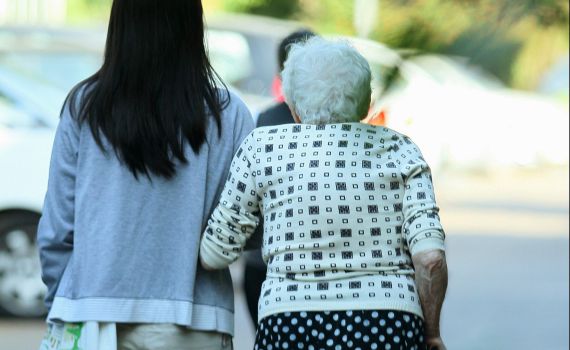 חדרה: מטפלת זרה נעצרה בחשד להתעללות בקשישה