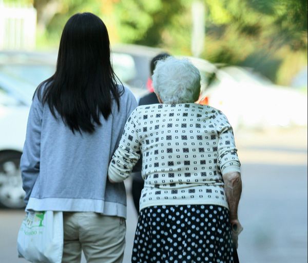 חדרה: מטפלת זרה נעצרה בחשד להתעללות בקשישה
