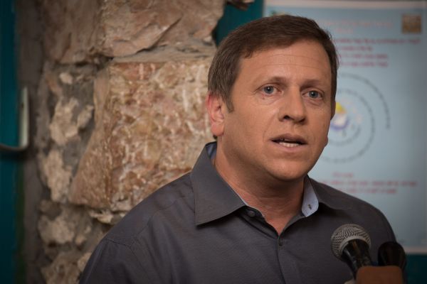 חגי לובר נגד המפגינים: הבן שלי לא יחזור בשום הסכם