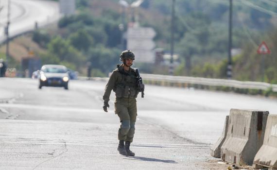 האירוע ביקיר: מחבלים יידו אבנים; מתיישב שלף נשק