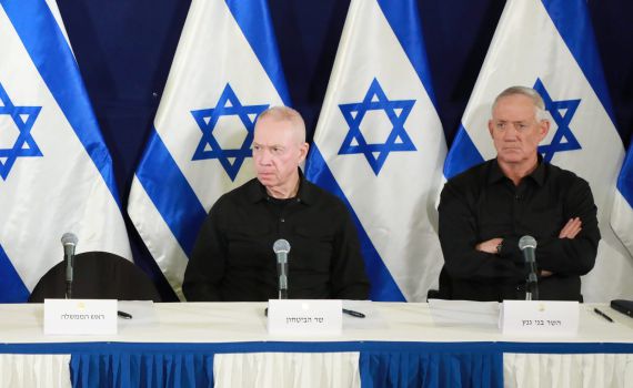 גנץ קורא לגלנט לחזור בו מההתפטרות: אל תתן אצבע לחוק ההשתמטות