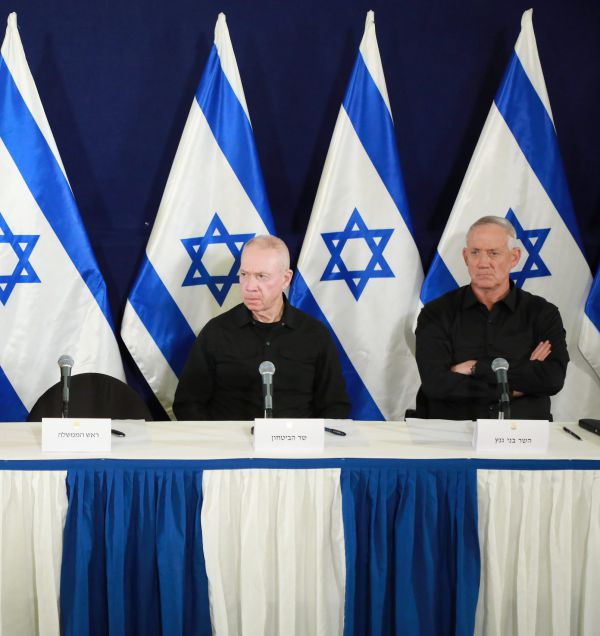 גנץ קורא לגלנט לחזור בו מההתפטרות: אל תתן אצבע לחוק ההשתמטות