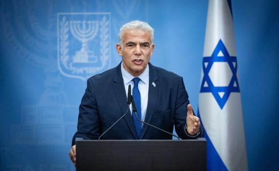 לפיד: "דבר אחד חשוב לנתניהו – להישאר בתפקיד"