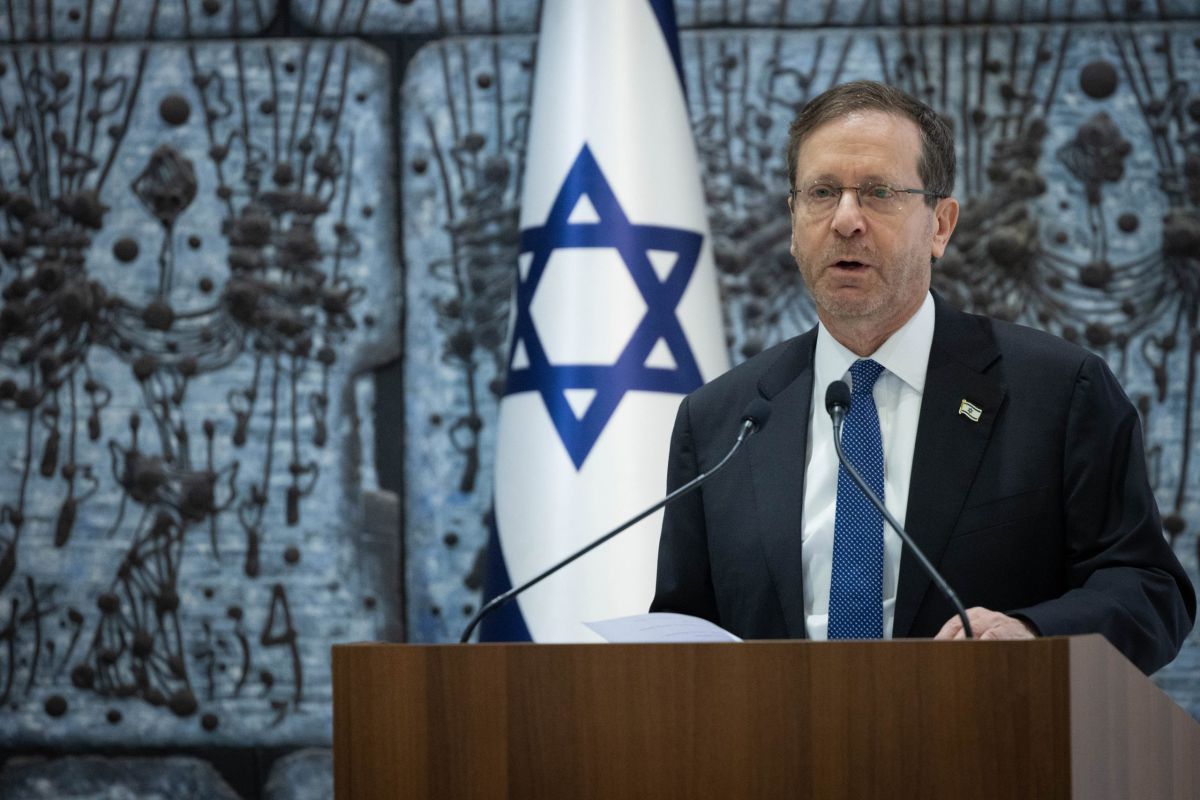 הפגנות בהולנד נגד הרצוג: "לעצור את הנשיא הפושע"