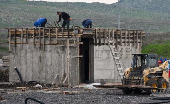 פועל נפל מפיגומים במאה שערים: מצבו קשה