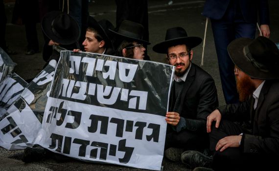 חקירה נגד שוטרת שבעטה במפגין נגד חוק הגיוס