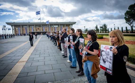 משפחות החטופים בשירת התקווה בתוך הכנסת | צפו