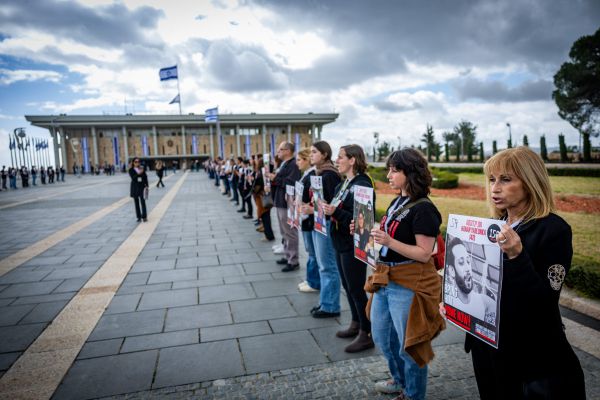 משפחות החטופים בשירת התקווה בתוך הכנסת | צפו