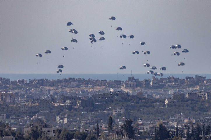 דיווח: 12 עזתים טבעו למוות כשניסו לתפוס חבילות סיוע