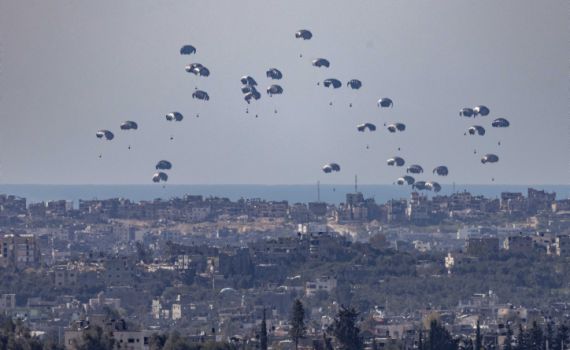דיווח: 12 עזתים טבעו למוות כשניסו לתפוס חבילות סיוע