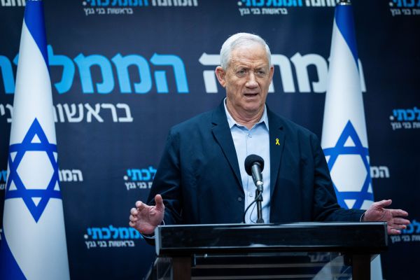 גנץ: לא נסכים לקומבינה פוליטית בחוק הגיוס