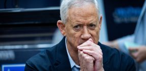 "לדפוק" את נתניהו והחרדים: גנץ במהלך חריג בכנסת