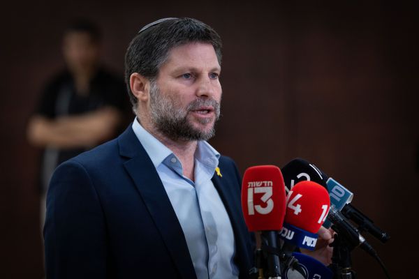 סמוטריץ': "גנץ מגשים את מבוקשו של יחיא סינוואר"