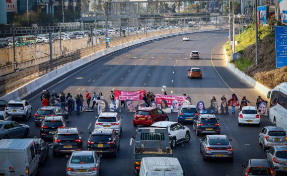 המאבק על החטופים: מאות חסמו את הכפר הירוק