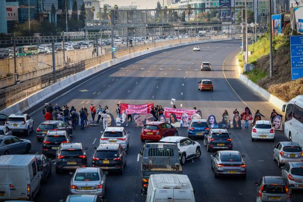 המאבק על החטופים: מאות חסמו את הכפר הירוק
