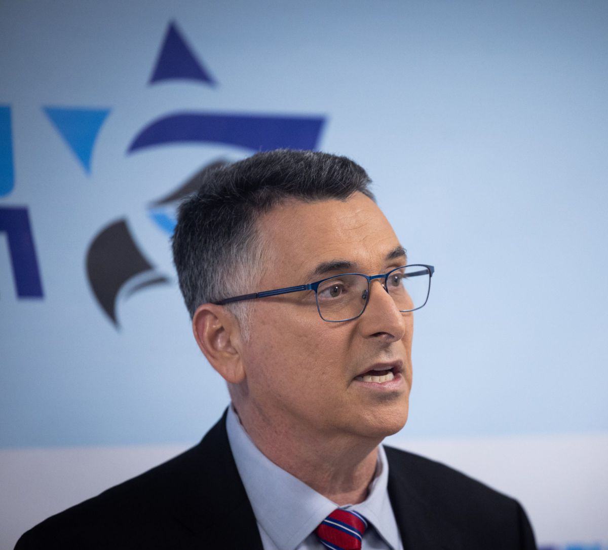 תופס צד: גדעון סער נגד היועמ"שית ותומך בממשלה