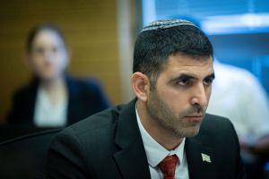 קרעי מתפוצץ: "אתם סותמים פיות ומדברים על תקשורת חופשית"