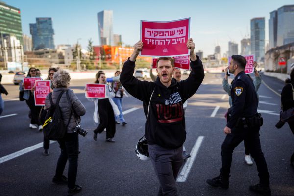 בשיא הפקקים: משפחות החטופים חסמו את איילון