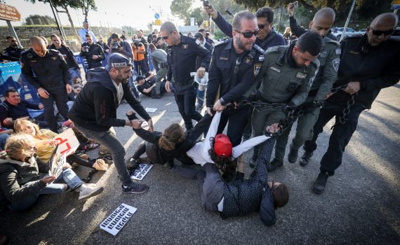 המחאה בשערי הכנסת: חמישה מפגינים נעצרו