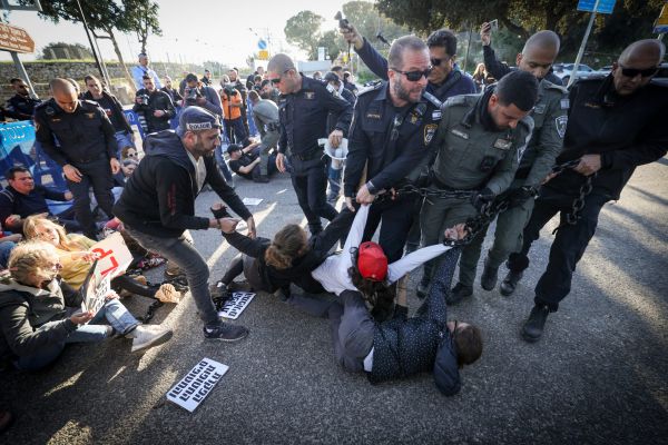 המחאה בשערי הכנסת: חמישה מפגינים נעצרו