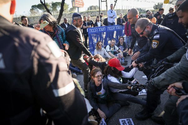 דרמה בכנסת: מפגינים ניסו לפרוץ בכוח לתוך המתחם