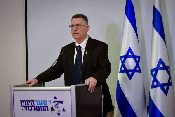 סער במסר לקבינט: "לא למהר להגיב נגד איראן"