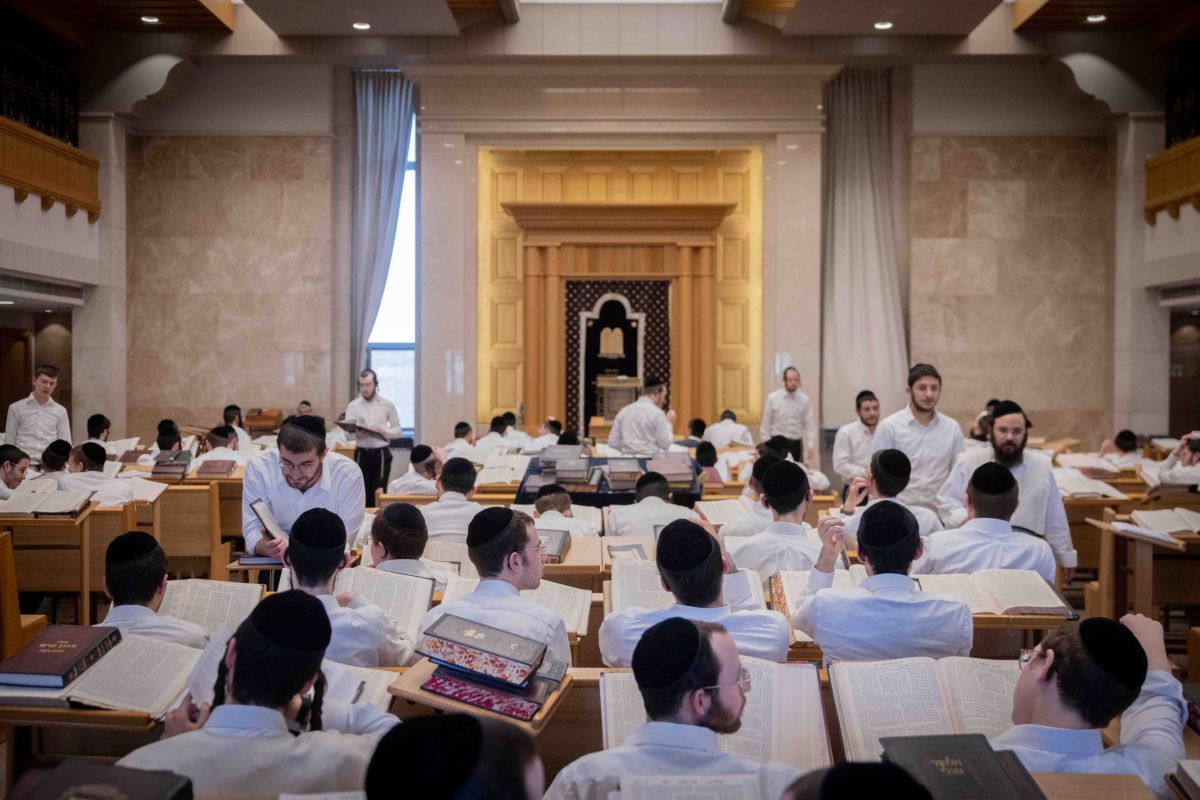 בעקבות עתירת לפיד: בג"ץ דורש הסבר על העברת הכספים לחרדים