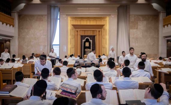 בעקבות עתירת לפיד: בג"ץ דורש הסבר על העברת הכספים לחרדים