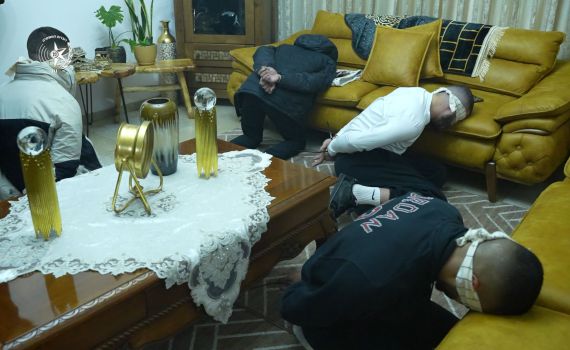 המשטרה פשטה על כנופיית הפשע: צפו בתיעוד הדרמטי