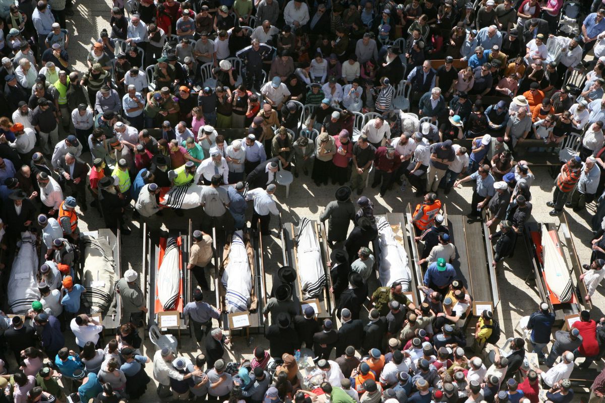 16 שנה לטבח: צפו באזכרה לנרצחי הפיגוע במרכז הרב