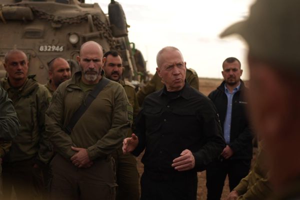 השר גלנט בגבול עזה: 'לא נסיים בלי לחסל את החמאס'