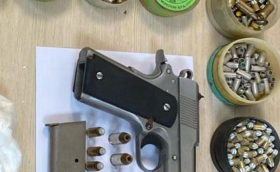 פשטו על דירת סמים במרכז ומצאו אקדח שנגנב בבארי