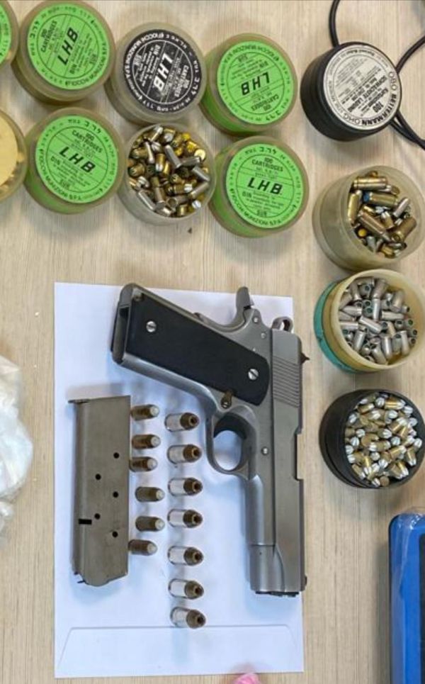 פשטו על דירת סמים במרכז ומצאו אקדח שנגנב בבארי