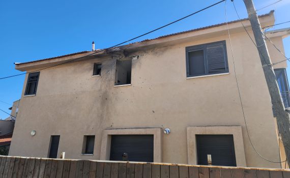 מטח לקרית שמונה: פגיעה ישירה בבית