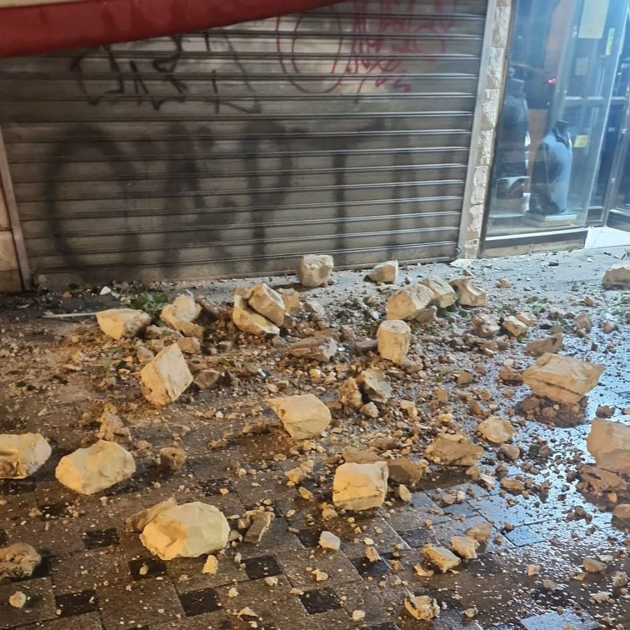 חיפה: מרפסת קרסה לרחוב; בנס אין נפגעים