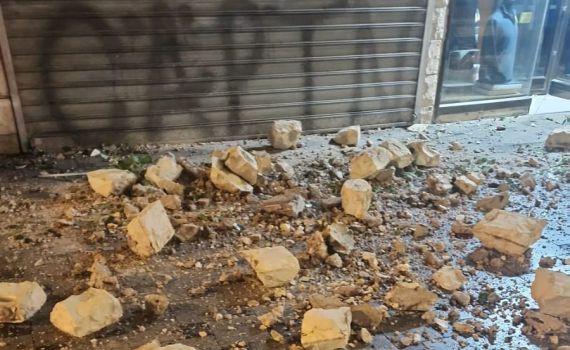 חיפה: מרפסת קרסה לרחוב; בנס אין נפגעים