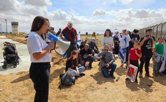 המצור נמשך: אם שכולה חסמה בגופה את כרם שלום