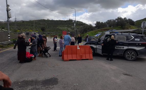 נגד החלטת צה"ל: מפגינים חוסמים את מעבר גי'ת