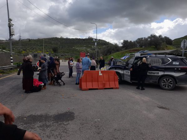 נגד החלטת צה"ל: מפגינים חוסמים את מעבר גי'ת