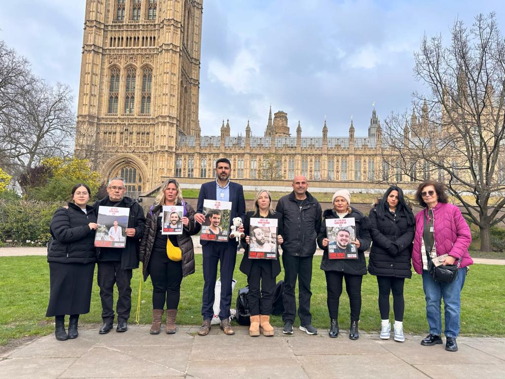 משפחות החטופים בלונדון: "אל תשוו בין יקירינו למחבלים"