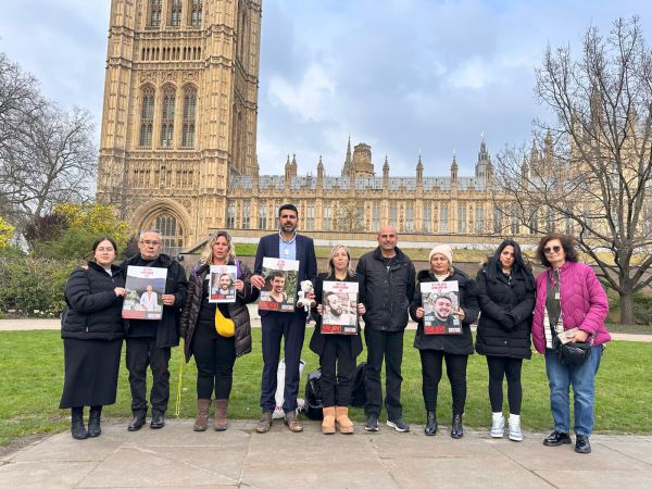 משפחות החטופים בלונדון: "אל תשוו בין יקירינו למחבלים"