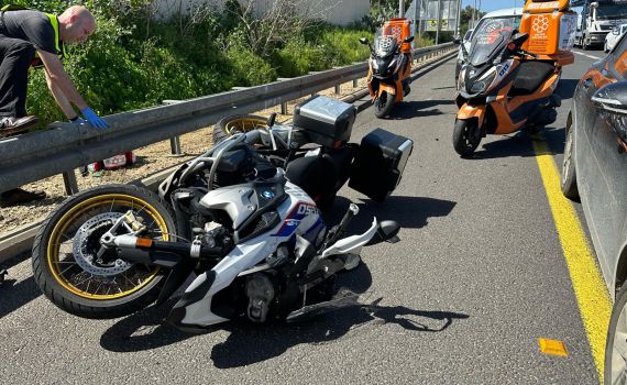 רוכב אופנוע נפגע מרכב בשרון, מצבו קשה