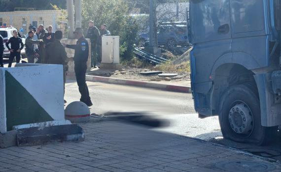 שני פצועים בפיגוע דקירה במחסום המנהרות בירושלים