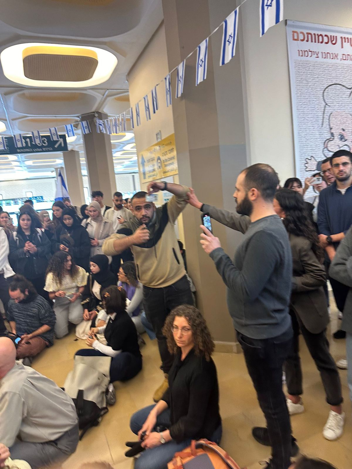 אחרי השעיית המרצה: מחאה סוערת באוניברסיטה העברית